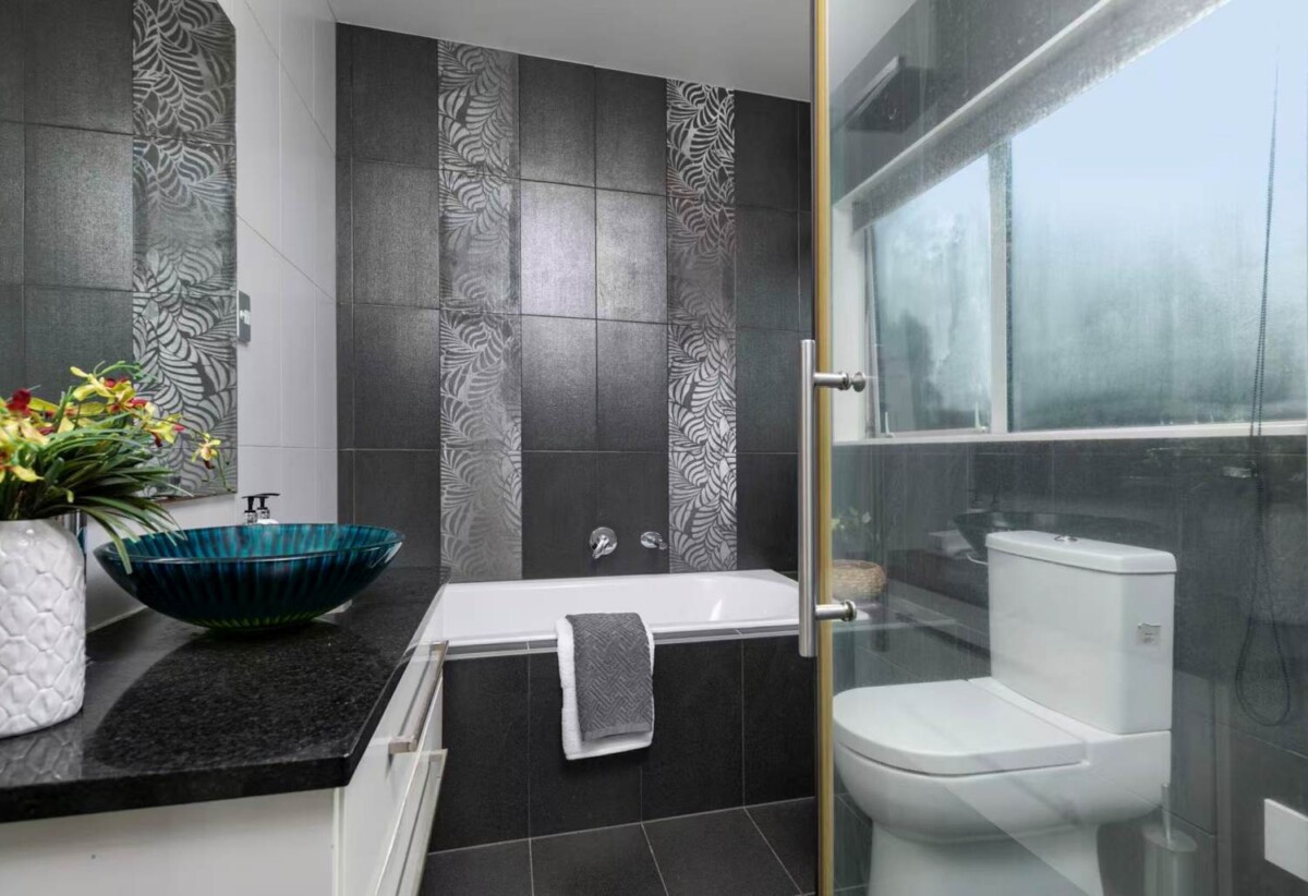 Greenhithe & Albany schools zone, next to Reserve, Brick and tile 4 beds house on 673m² section, 6 Mural Place, Greenhithe, Auckland