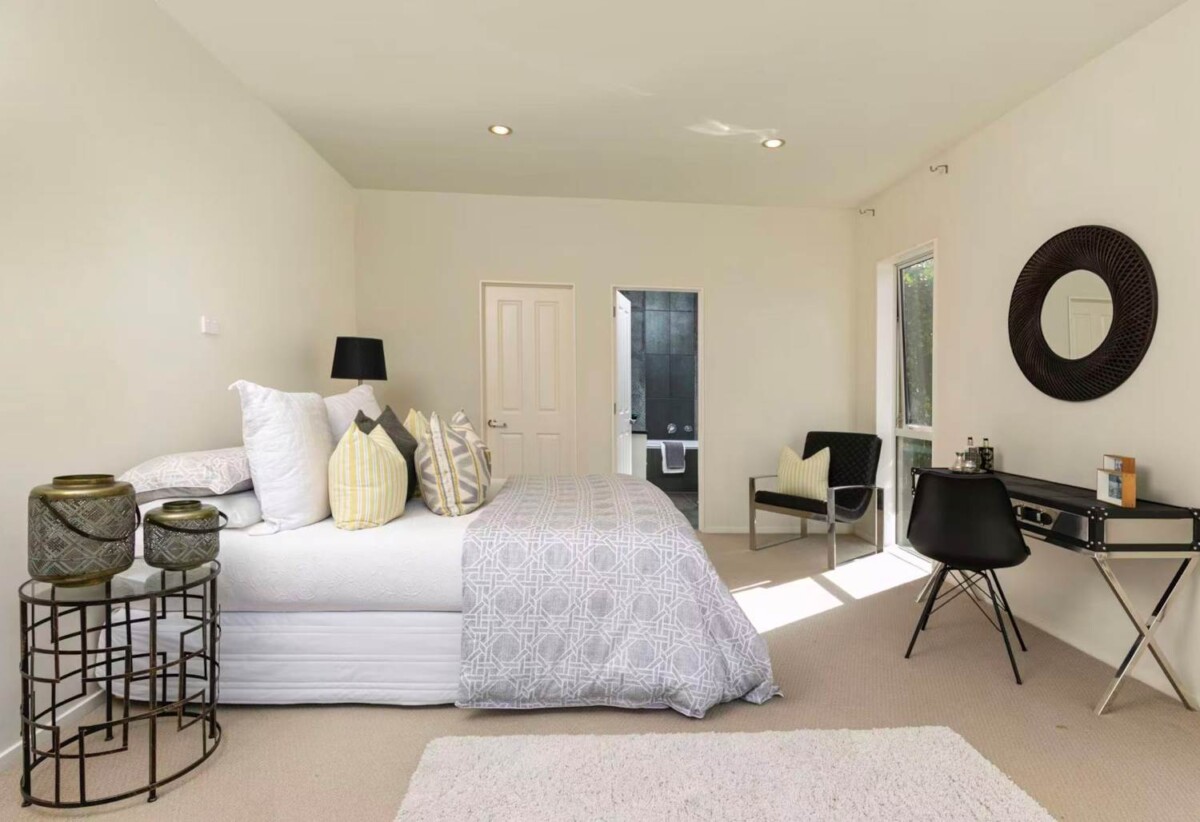 Greenhithe & Albany schools zone, next to Reserve, Brick and tile 4 beds house on 673m² section, 6 Mural Place, Greenhithe, Auckland