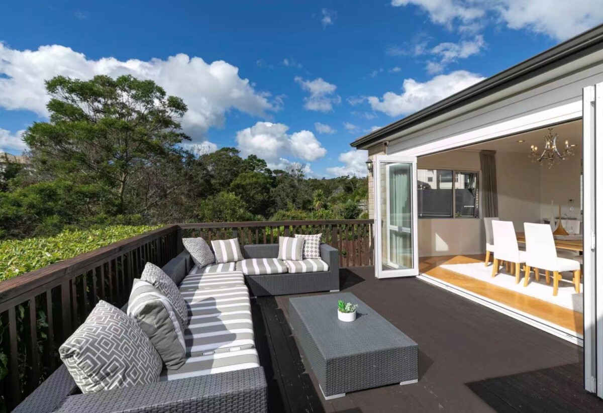 Greenhithe & Albany schools zone, next to Reserve, Brick and tile 4 beds house on 673m² section, 6 Mural Place, Greenhithe, Auckland