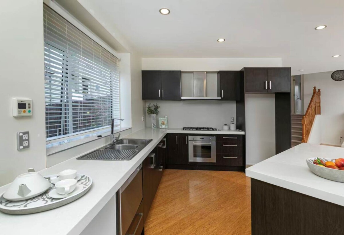 Greenhithe & Albany schools zone, next to Reserve, Brick and tile 4 beds house on 673m² section, 6 Mural Place, Greenhithe, Auckland