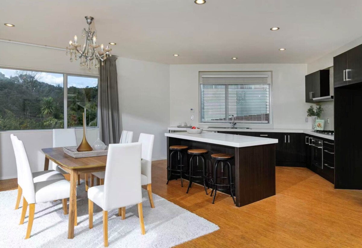 Greenhithe & Albany schools zone, next to Reserve, Brick and tile 4 beds house on 673m² section, 6 Mural Place, Greenhithe, Auckland