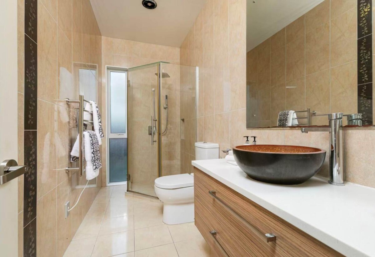 Greenhithe & Albany schools zone, next to Reserve, Brick and tile 4 beds house on 673m² section, 6 Mural Place, Greenhithe, Auckland
