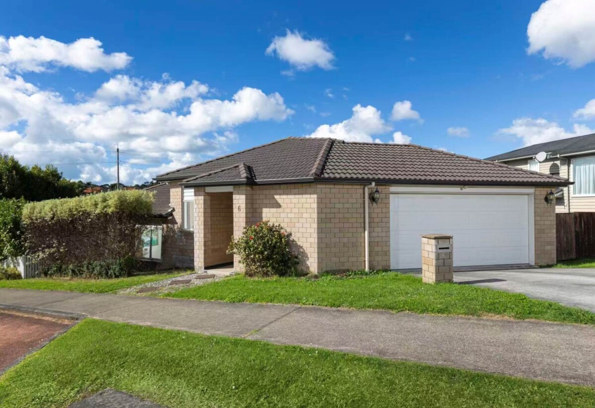 Greenhithe & Albany schools zone, next to Reserve, Brick and tile 4 beds house on 673m² section, 6 Mural Place, Greenhithe, Auckland