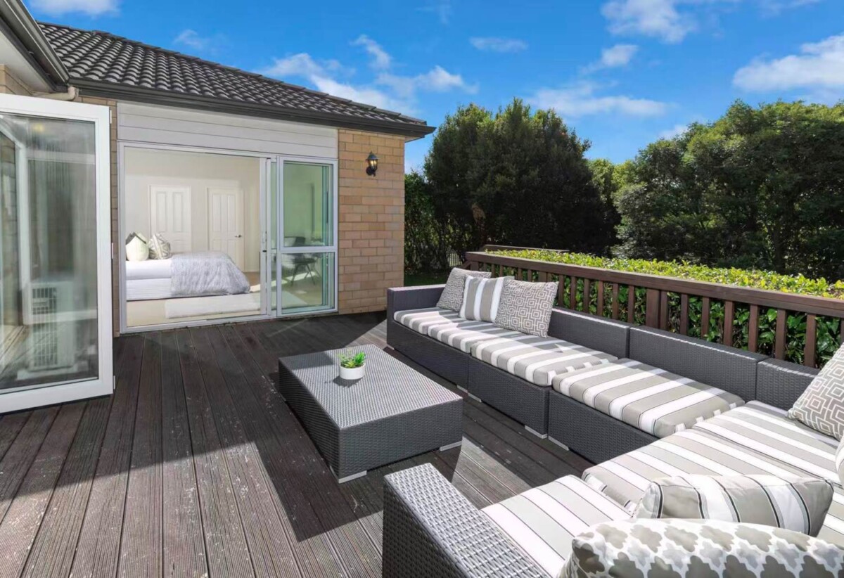Greenhithe & Albany schools zone, next to Reserve, Brick and tile 4 beds house on 673m² section, 6 Mural Place, Greenhithe, Auckland