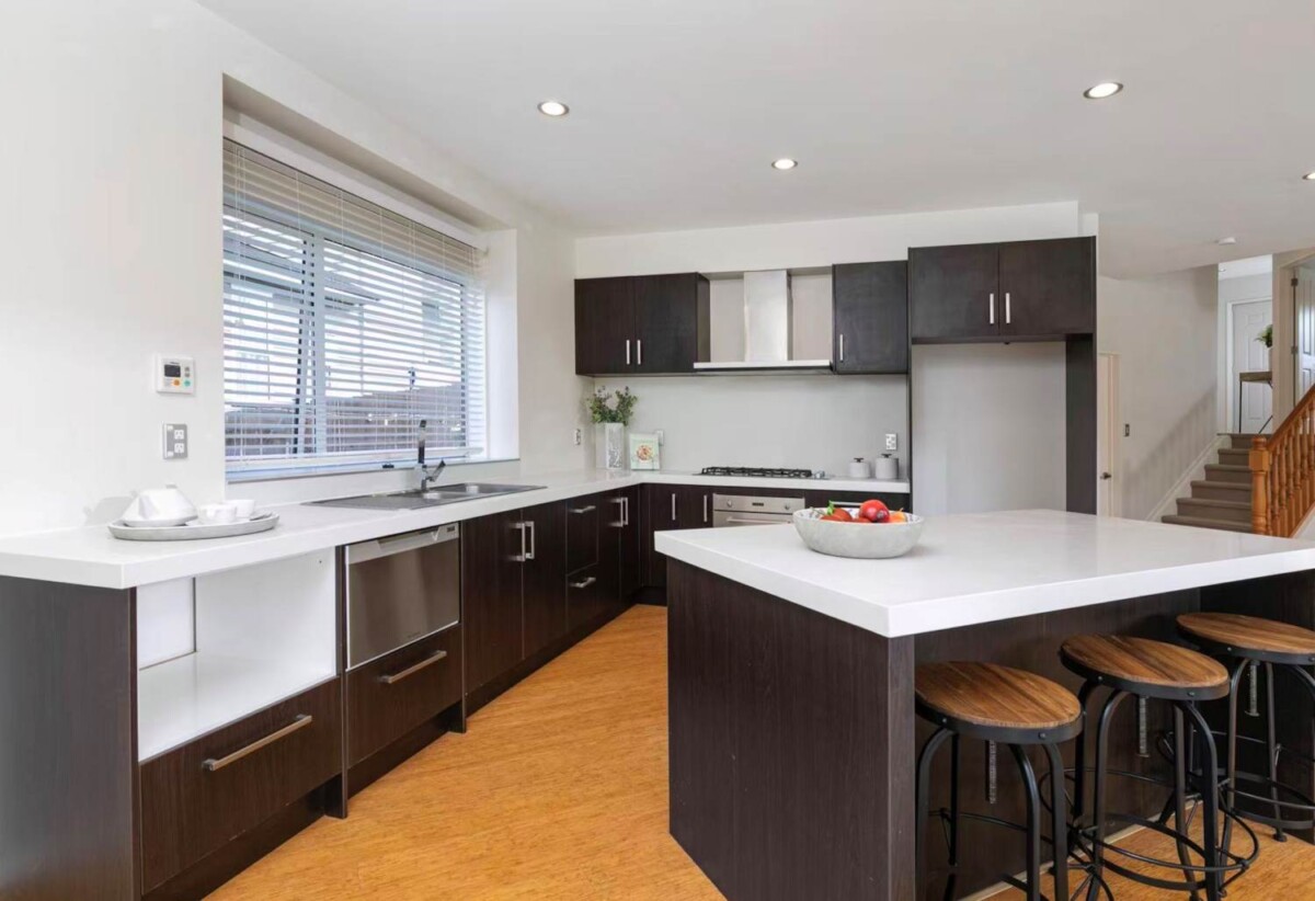 Greenhithe & Albany schools zone, next to Reserve, Brick and tile 4 beds house on 673m² section, 6 Mural Place, Greenhithe, Auckland