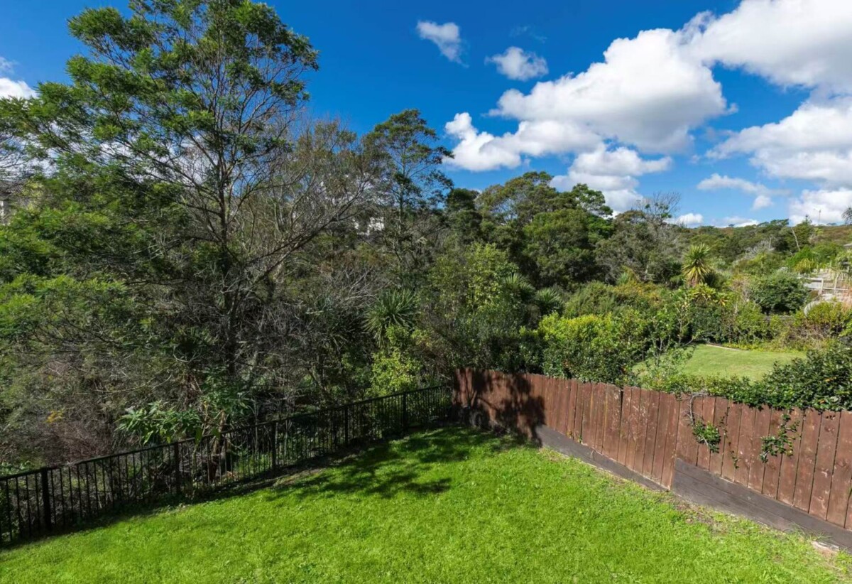 Greenhithe & Albany schools zone, next to Reserve, Brick and tile 4 beds house on 673m² section, 6 Mural Place, Greenhithe, Auckland