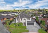 VENDORS WANT IT SOLD, 5 beds house on 501m² section 1 bed 1 bath downstairs, walks to schools, 9 Soljans Place, Mission Heights, Auckland