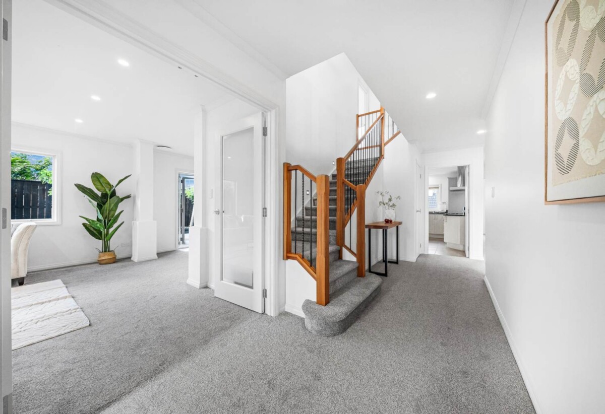 VENDORS WANT IT SOLD, 5 beds house on 501m² section 1 bed 1 bath downstairs, walks to schools, 9 Soljans Place, Mission Heights, Auckland