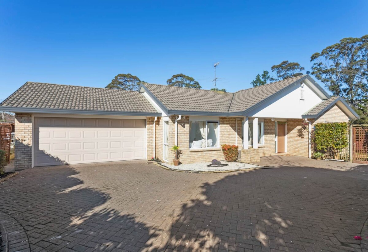 Brick 3 beds house on 514m² section, 8A Sherrif Place, Randwick Park, Auckland