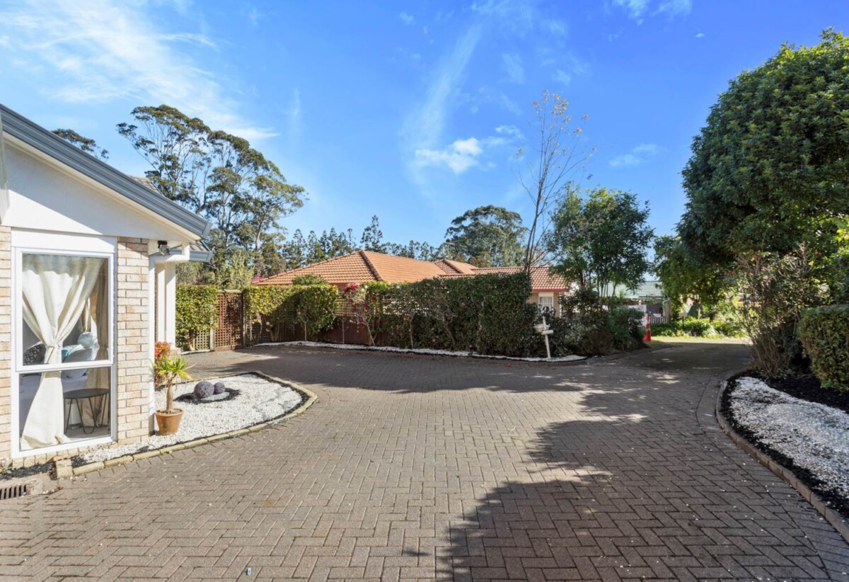 Brick 3 beds house on 514m² section, 8A Sherrif Place, Randwick Park, Auckland