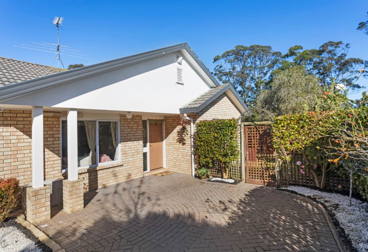 Brick 3 beds house on 514m² section, 8A Sherrif Place, Randwick Park, Auckland