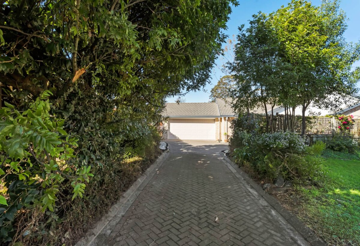 Brick 3 beds house on 514m² section, 8A Sherrif Place, Randwick Park, Auckland