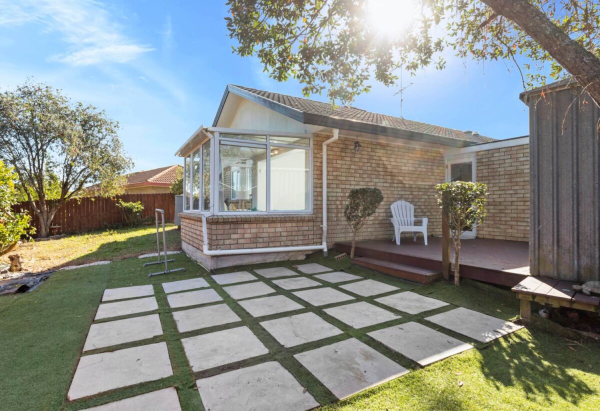 Brick 3 beds house on 514m² section, 8A Sherrif Place, Randwick Park, Auckland