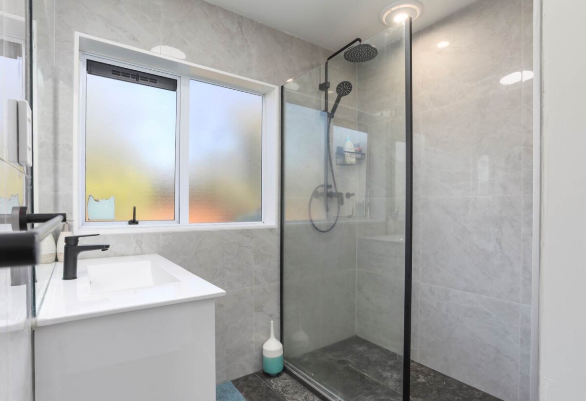 Brick 3 beds house on 514m² section, 8A Sherrif Place, Randwick Park, Auckland