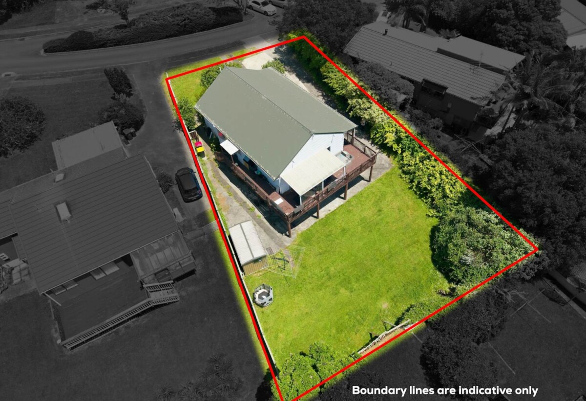 5 beds house on 688m² section, with RC for 5 standalone homes, EPA on the way, 7 Kingussie Place, Highland Park, Auckland