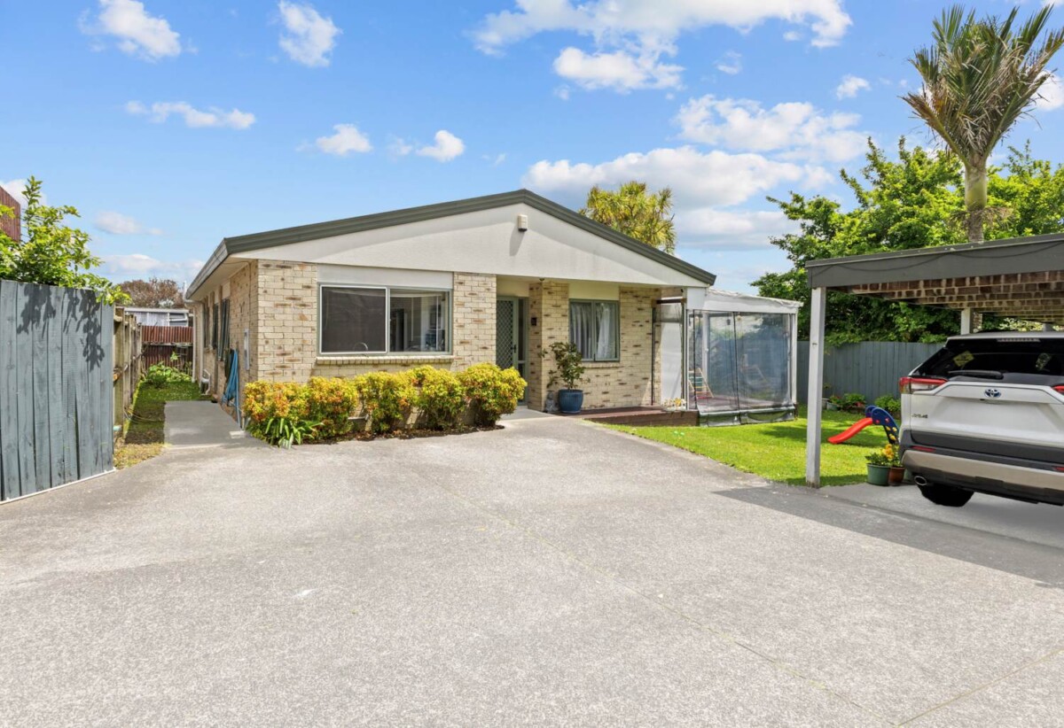 Brick 3 beds house on 484m² section, minutes from Lynn Mall, 73A Rimu Street, New Lynn, Auckland