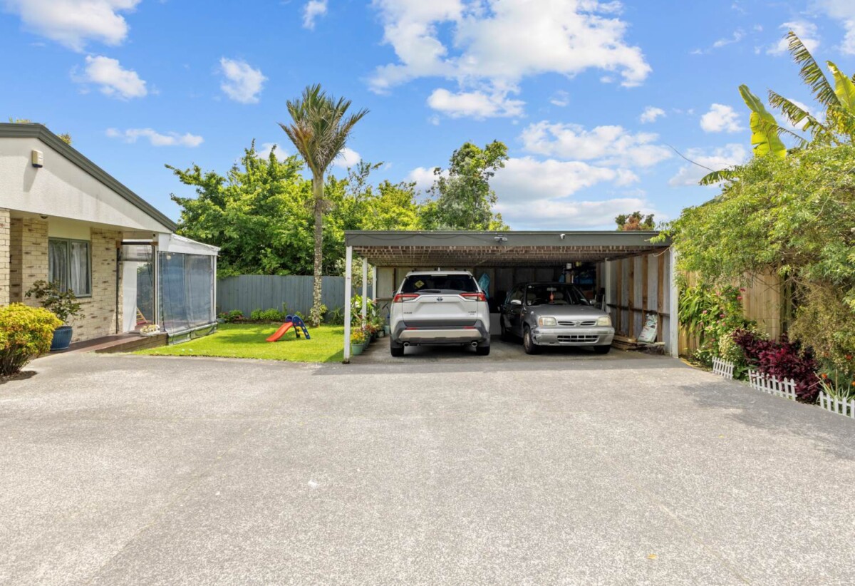 Brick 3 beds house on 484m² section, minutes from Lynn Mall, 73A Rimu Street, New Lynn, Auckland
