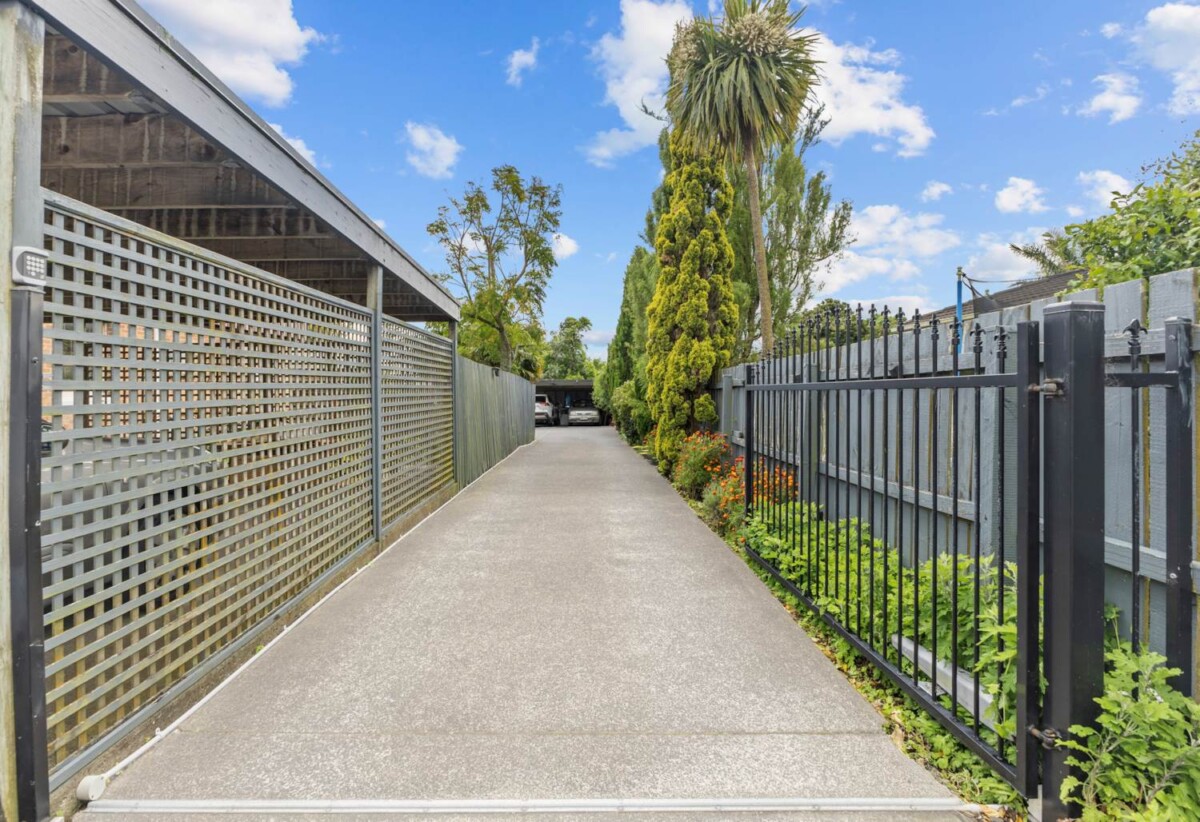 Brick 3 beds house on 484m² section, minutes from Lynn Mall, 73A Rimu Street, New Lynn, Auckland