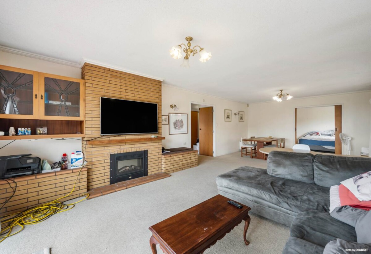 Brick 4 beds house on 809m² section, City views. Walks to Glenfield Mall, local shops, schools, 463 Glenfield Road, Glenfield, Auckland