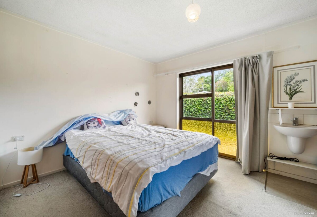 Brick 4 beds house on 809m² section, City views. Walks to Glenfield Mall, local shops, schools, 463 Glenfield Road, Glenfield, Auckland