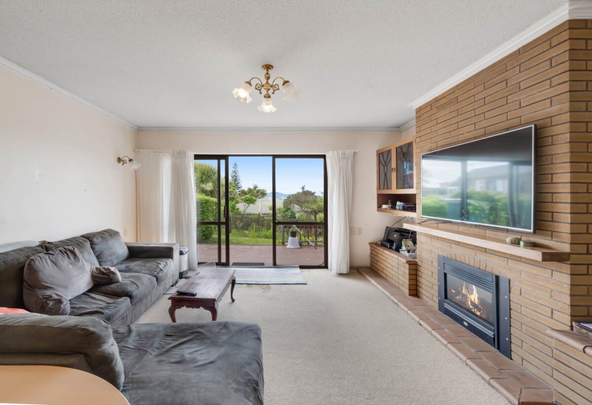 Brick 4 beds house on 809m² section, City views. Walks to Glenfield Mall, local shops, schools, 463 Glenfield Road, Glenfield, Auckland