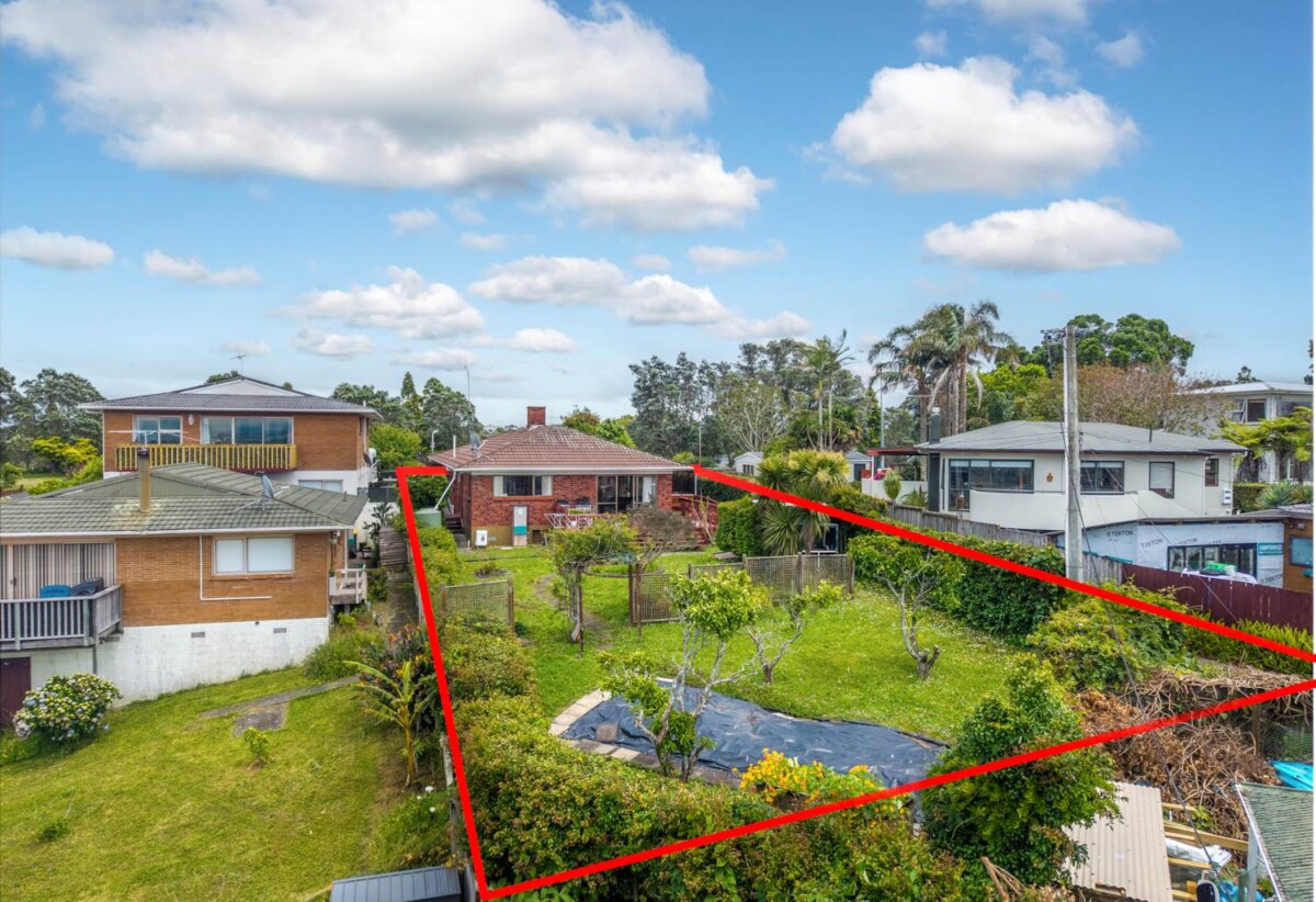 Brick 4 beds house on 809m² section, City views. Walks to Glenfield Mall, local shops, schools, 463 Glenfield Road, Glenfield, Auckland