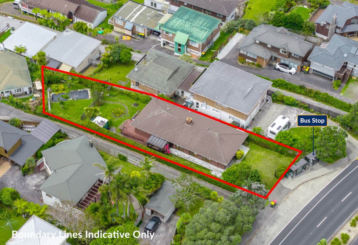 Brick 4 beds house on 809m² section, City views. Walks to Glenfield Mall, local shops, schools, 463 Glenfield Road, Glenfield, Auckland