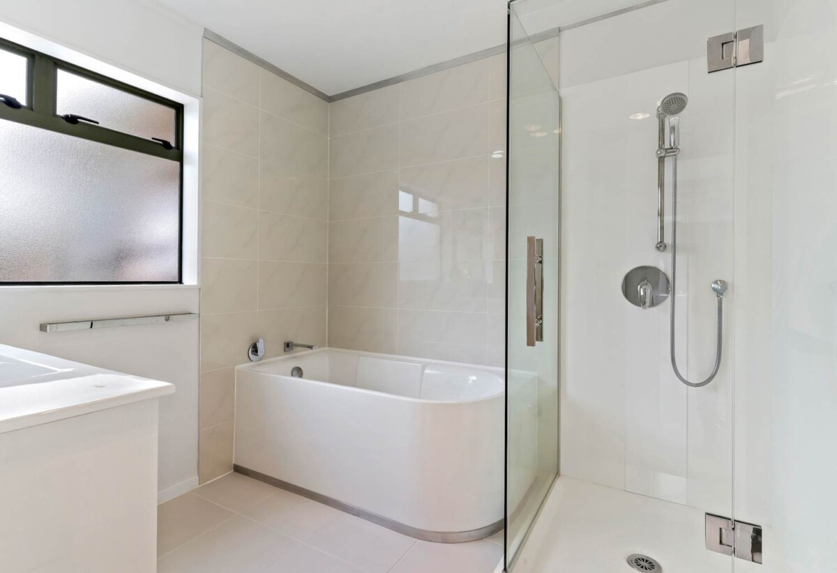 Once in 12 years, Brick 3 beds house on 1/2 share of 808 m² section, next a Reserve, 6B Nerissa Place, Randwick Park, Auckland