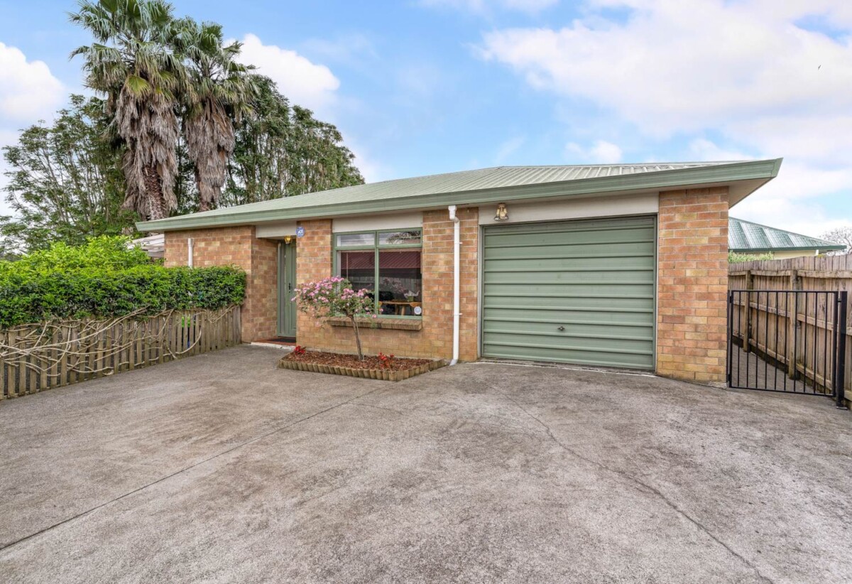 Once in 12 years, Brick 3 beds house on 1/2 share of 808 m² section, next a Reserve, 6B Nerissa Place, Randwick Park, Auckland