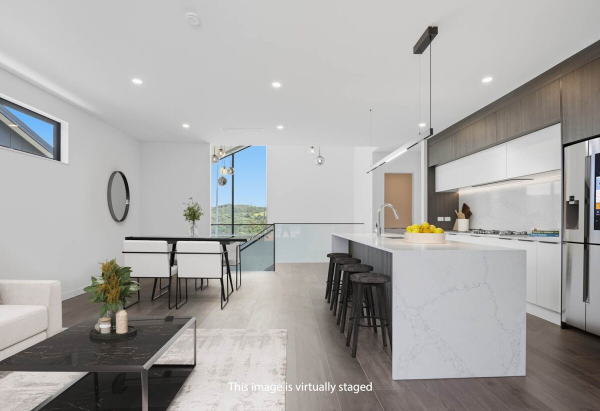 5 beds house (2 beds 1 bath ground floor), just moments from beaches, walkways, cafés, schools and transport links, 5 Halcyon Bay Lane, Orewa, Auckland