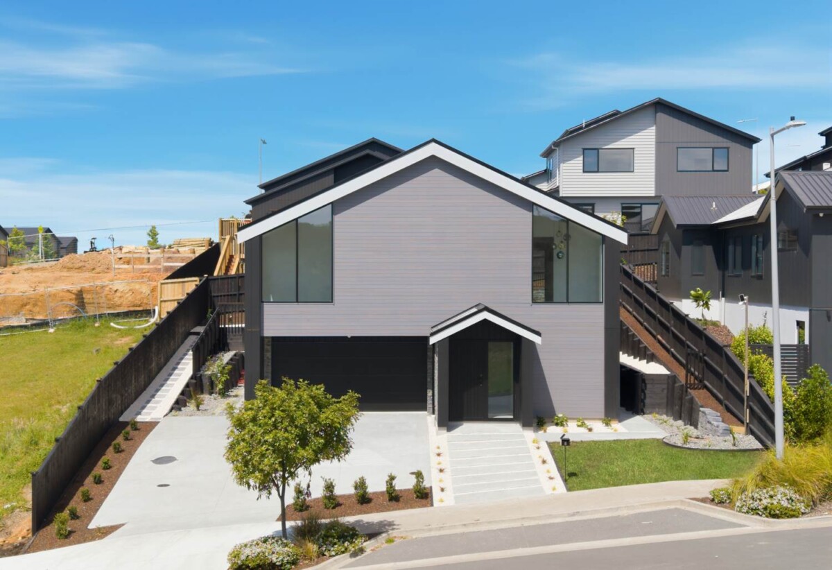 5 beds house (2 beds 1 bath ground floor), just moments from beaches, walkways, cafés, schools and transport links, 5 Halcyon Bay Lane, Orewa, Auckland
