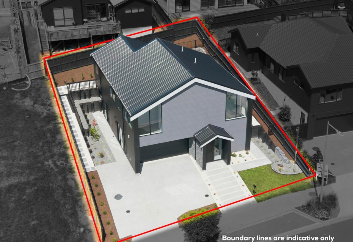 5 beds house (2 beds 1 bath ground floor), just moments from beaches, walkways, cafés, schools and transport links, 5 Halcyon Bay Lane, Orewa, Auckland