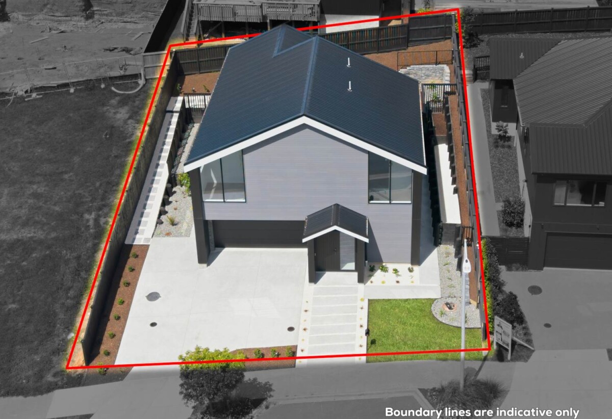 5 beds house (2 beds 1 bath ground floor), just moments from beaches, walkways, cafés, schools and transport links, 5 Halcyon Bay Lane, Orewa, Auckland