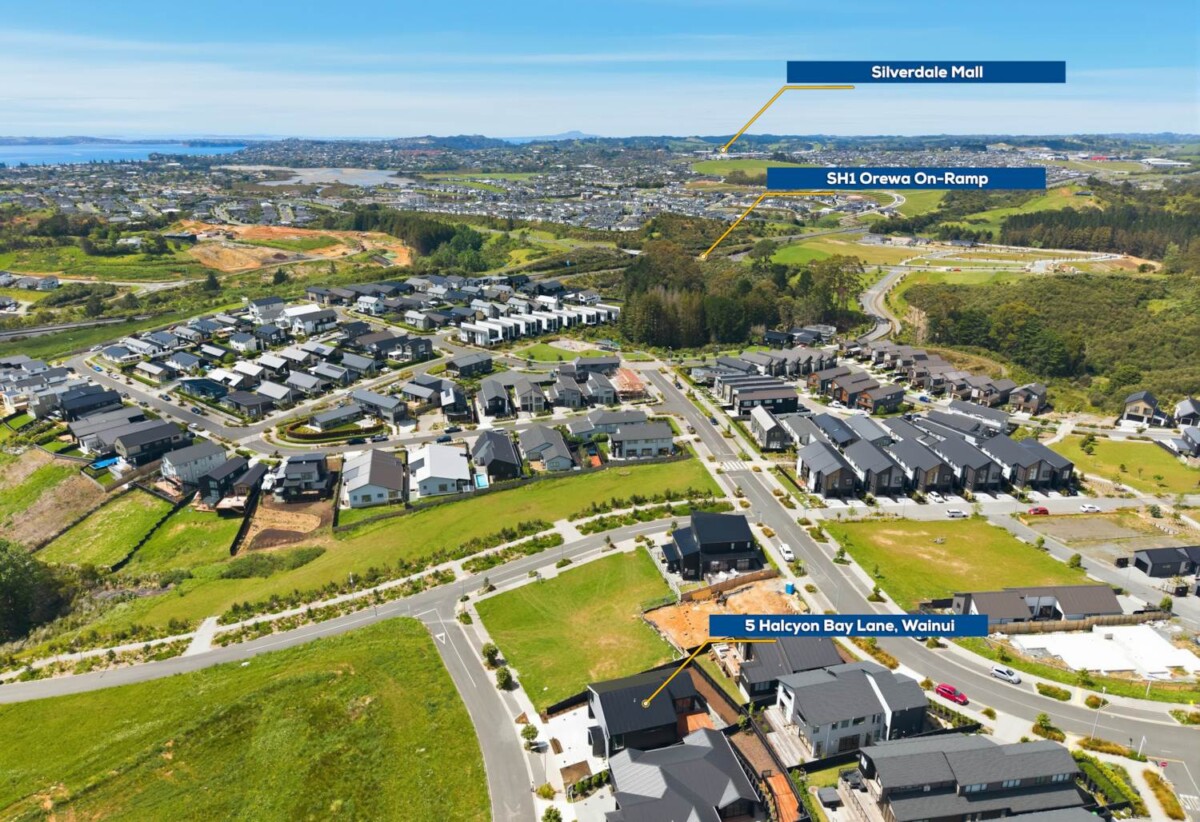 5 beds house (2 beds 1 bath ground floor), just moments from beaches, walkways, cafés, schools and transport links, 5 Halcyon Bay Lane, Orewa, Auckland