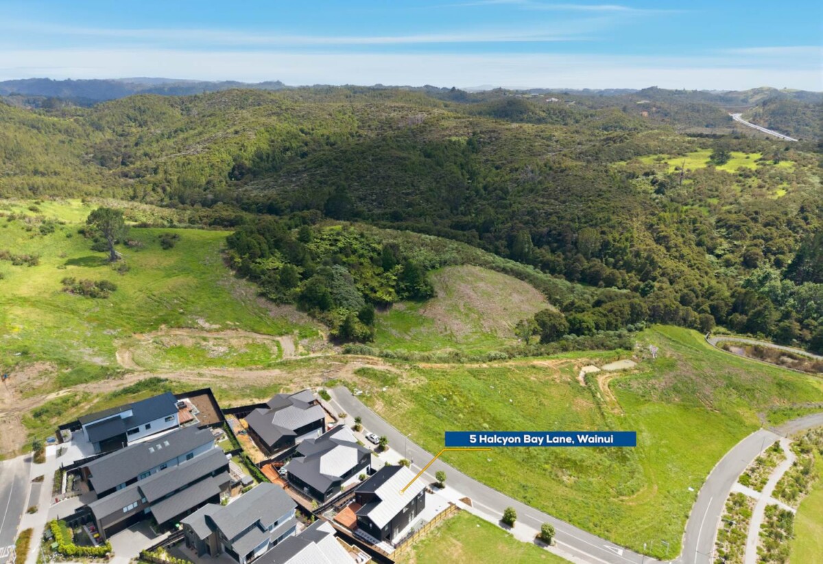 5 beds house (2 beds 1 bath ground floor), just moments from beaches, walkways, cafés, schools and transport links, 5 Halcyon Bay Lane, Orewa, Auckland