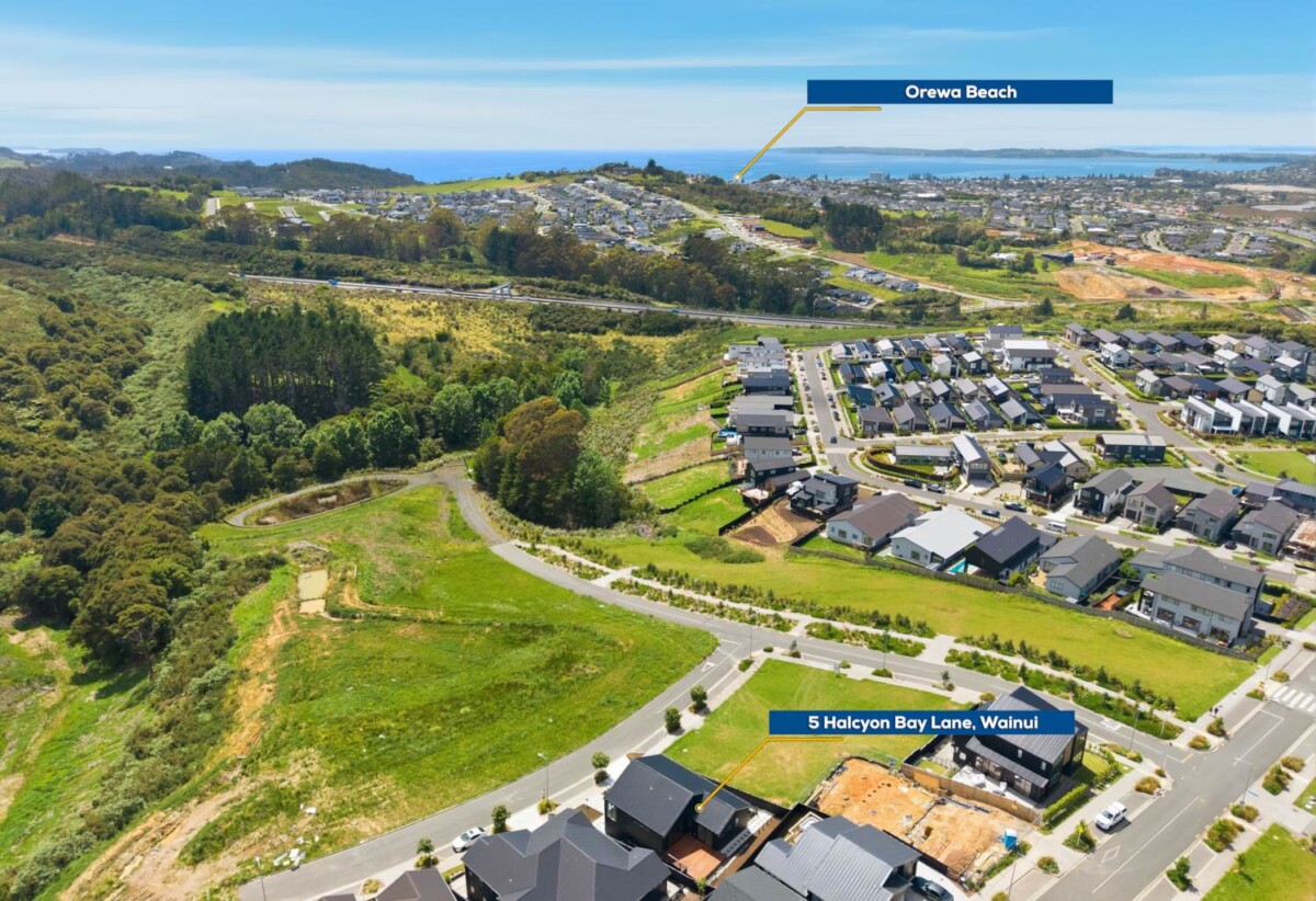 5 beds house (2 beds 1 bath ground floor), just moments from beaches, walkways, cafés, schools and transport links, 5 Halcyon Bay Lane, Orewa, Auckland