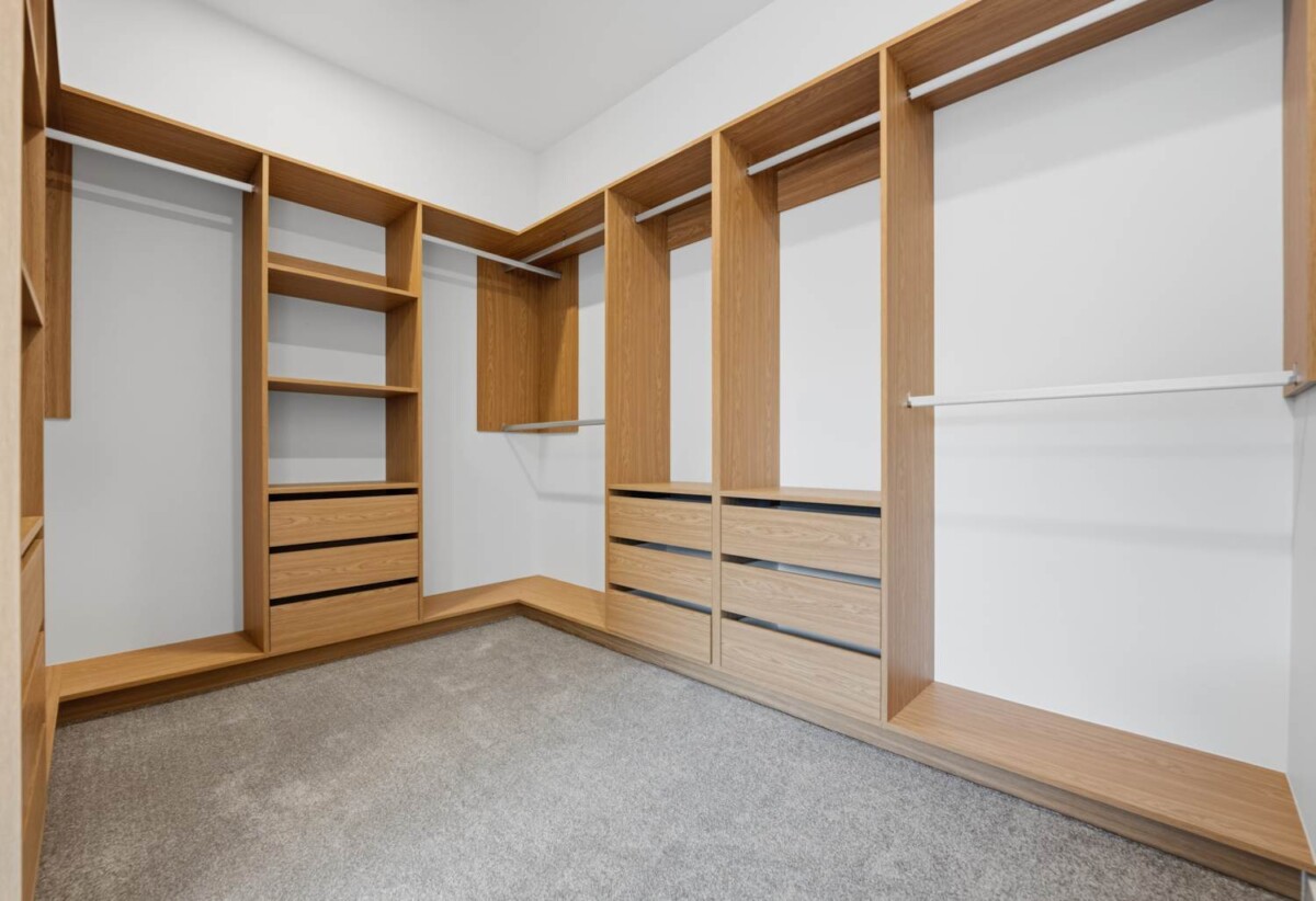 5 beds house (2 beds 1 bath ground floor), just moments from beaches, walkways, cafés, schools and transport links, 5 Halcyon Bay Lane, Orewa, Auckland