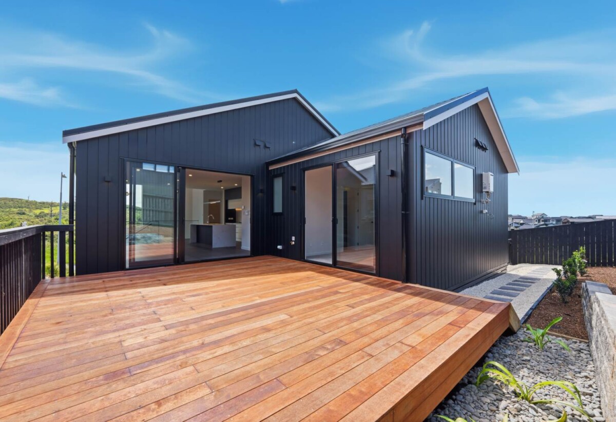 5 beds house (2 beds 1 bath ground floor), just moments from beaches, walkways, cafés, schools and transport links, 5 Halcyon Bay Lane, Orewa, Auckland