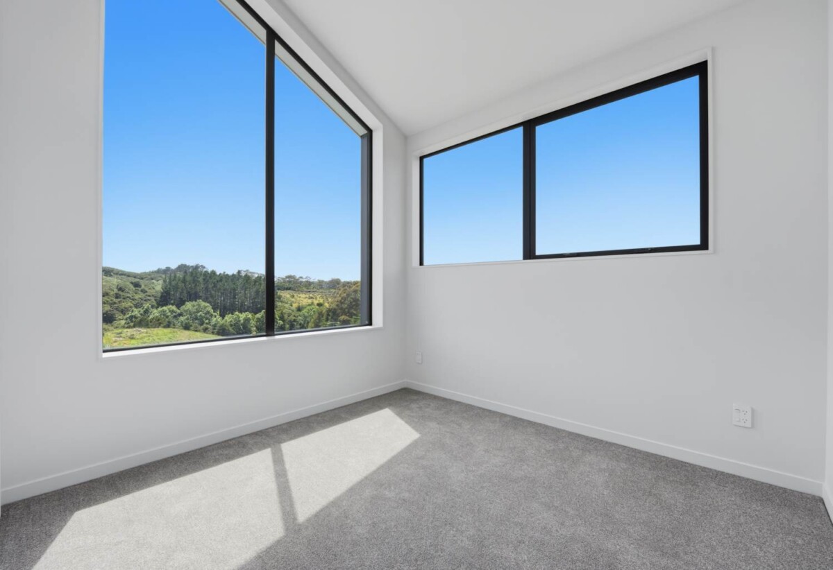 5 beds house (2 beds 1 bath ground floor), just moments from beaches, walkways, cafés, schools and transport links, 5 Halcyon Bay Lane, Orewa, Auckland