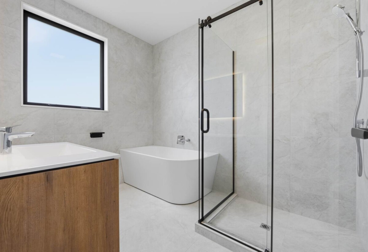 5 beds house (2 beds 1 bath ground floor), just moments from beaches, walkways, cafés, schools and transport links, 5 Halcyon Bay Lane, Orewa, Auckland