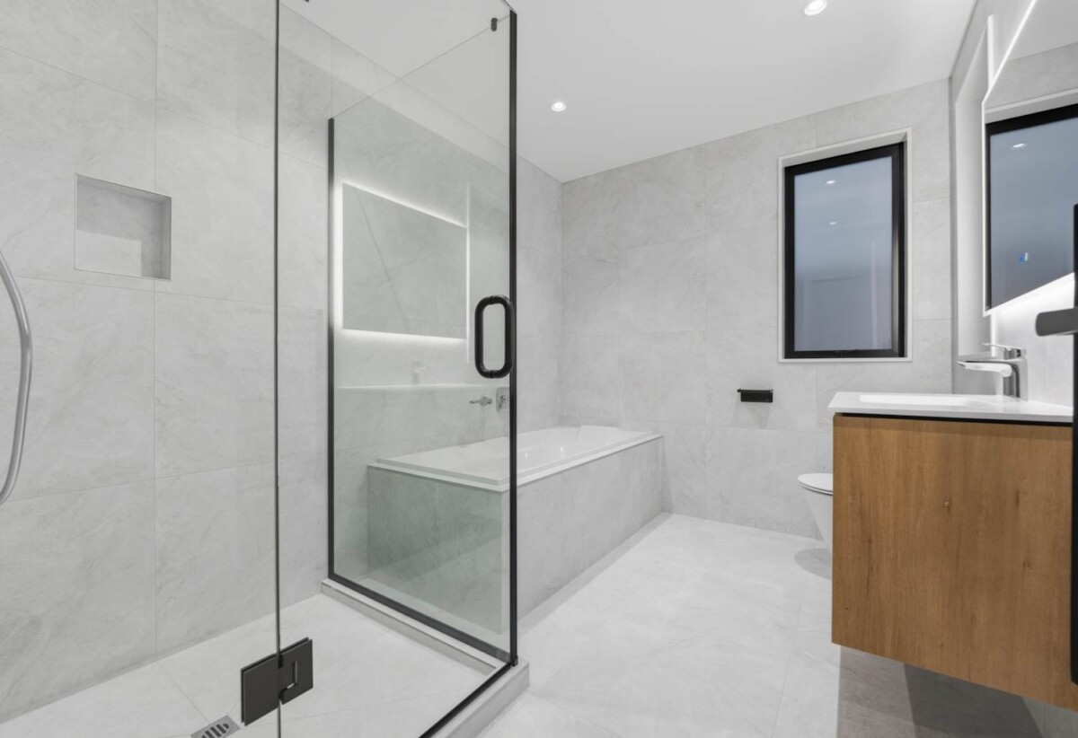 5 beds house (2 beds 1 bath ground floor), just moments from beaches, walkways, cafés, schools and transport links, 5 Halcyon Bay Lane, Orewa, Auckland