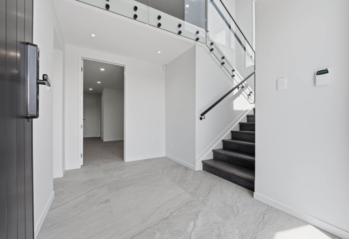 5 beds house (2 beds 1 bath ground floor), just moments from beaches, walkways, cafés, schools and transport links, 5 Halcyon Bay Lane, Orewa, Auckland