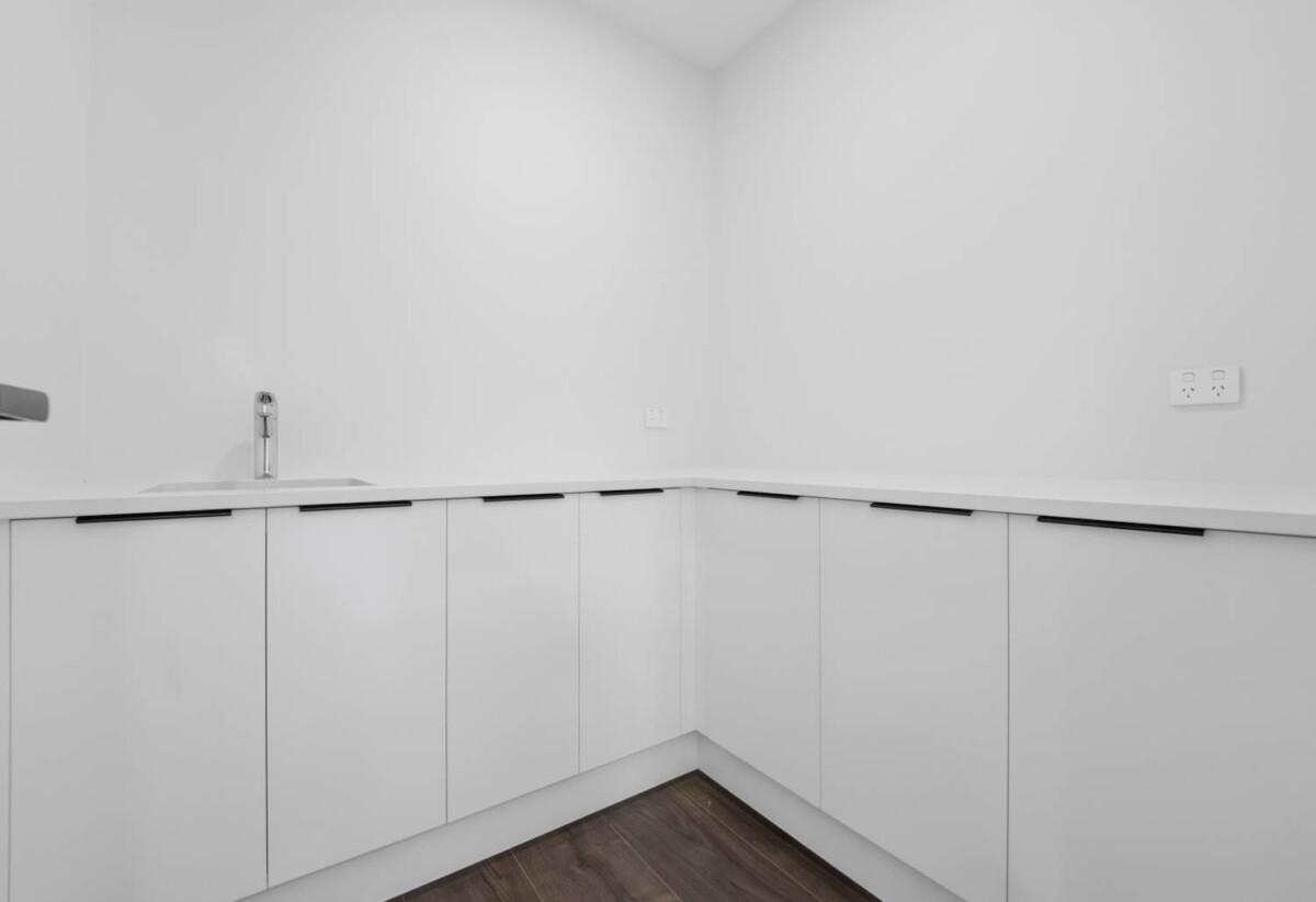 5 beds house (2 beds 1 bath ground floor), just moments from beaches, walkways, cafés, schools and transport links, 5 Halcyon Bay Lane, Orewa, Auckland