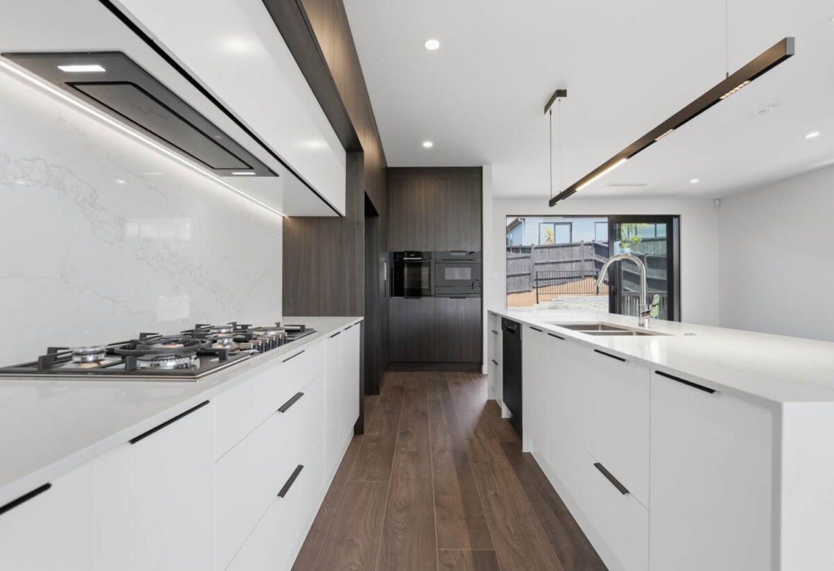 5 beds house (2 beds 1 bath ground floor), just moments from beaches, walkways, cafés, schools and transport links, 5 Halcyon Bay Lane, Orewa, Auckland
