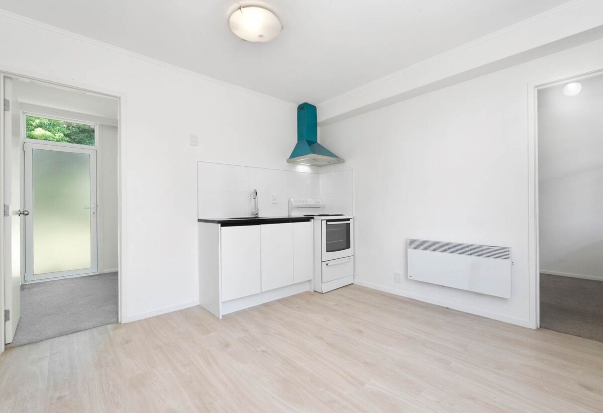 Renovated affordable 2 beds home, Walks to Reserve , Pak N Save, 4/2 Waitati Place, New Windsor, Auckland