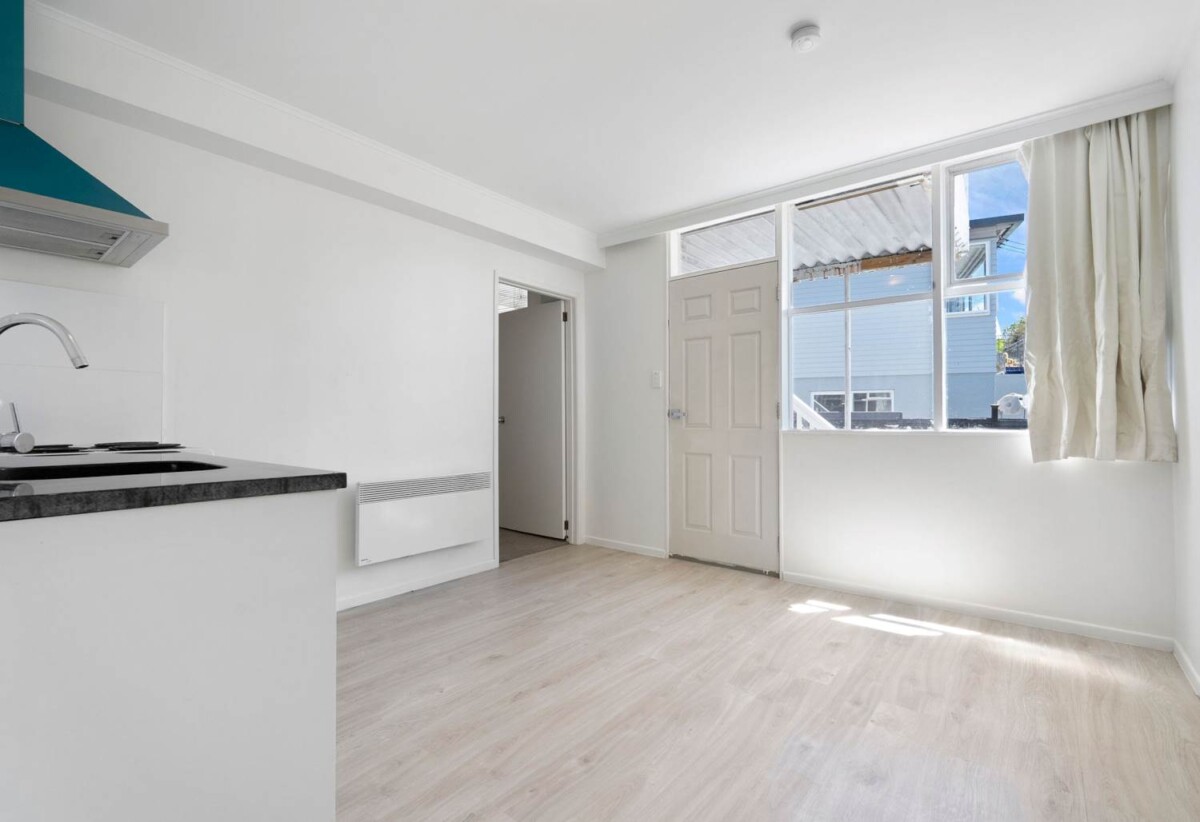 Renovated affordable 2 beds home, Walks to Reserve , Pak N Save, 4/2 Waitati Place, New Windsor, Auckland