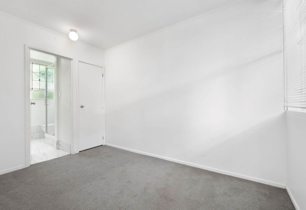 Renovated affordable 2 beds home, Walks to Reserve , Pak N Save, 4/2 Waitati Place, New Windsor, Auckland