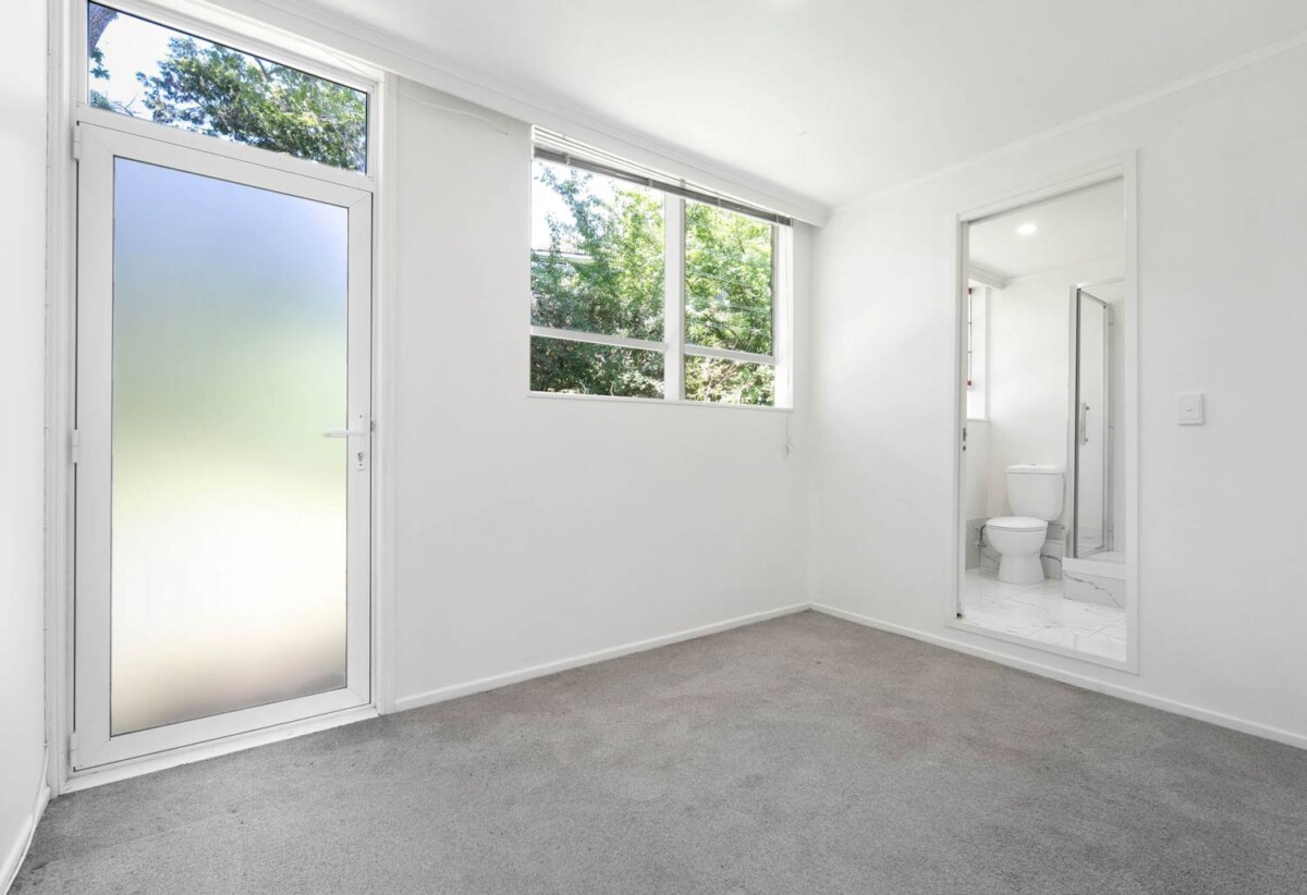 Renovated affordable 2 beds home, Walks to Reserve , Pak N Save, 4/2 Waitati Place, New Windsor, Auckland