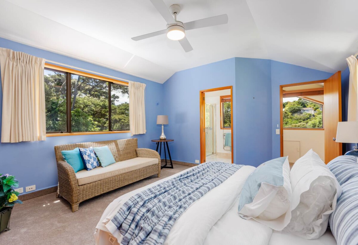 Walks to top schools, Spacious 3 beds house on 729m² section, built from block and cedar, Surrounded by lush native bush, 15 Trelawny Place, Hillcrest, Auckland