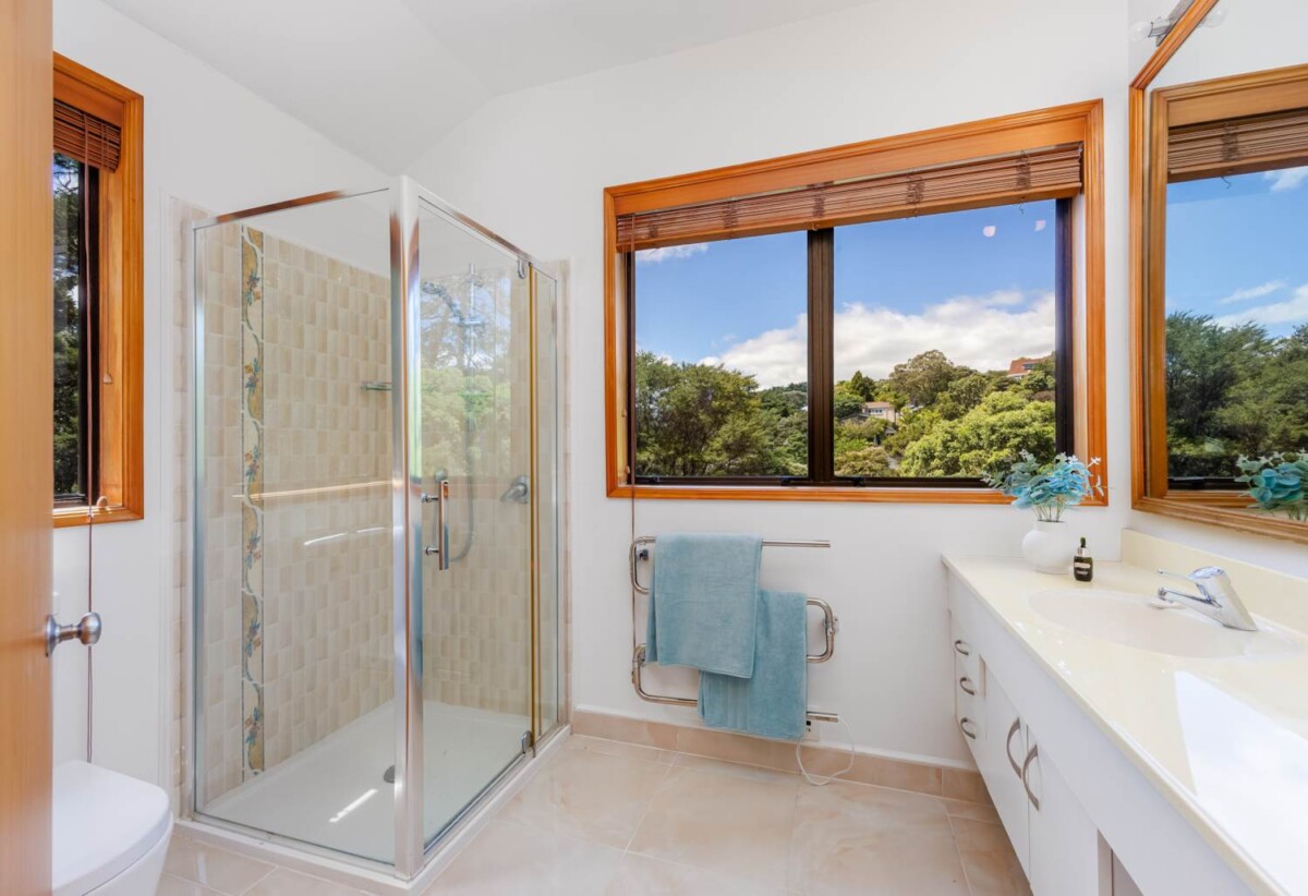 Walks to top schools, Spacious 3 beds house on 729m² section, built from block and cedar, Surrounded by lush native bush, 15 Trelawny Place, Hillcrest, Auckland